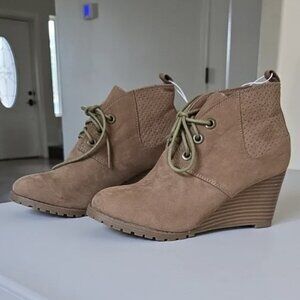 🌷3/$25🌷Women's Tan Wedge Ankle Boots